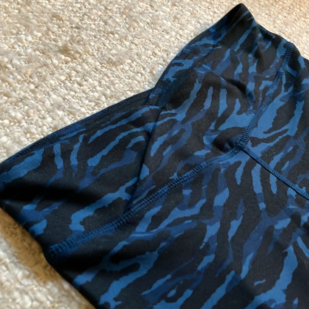 Fabletics Size Small Zebra Print Cropped Leggings - image 7
